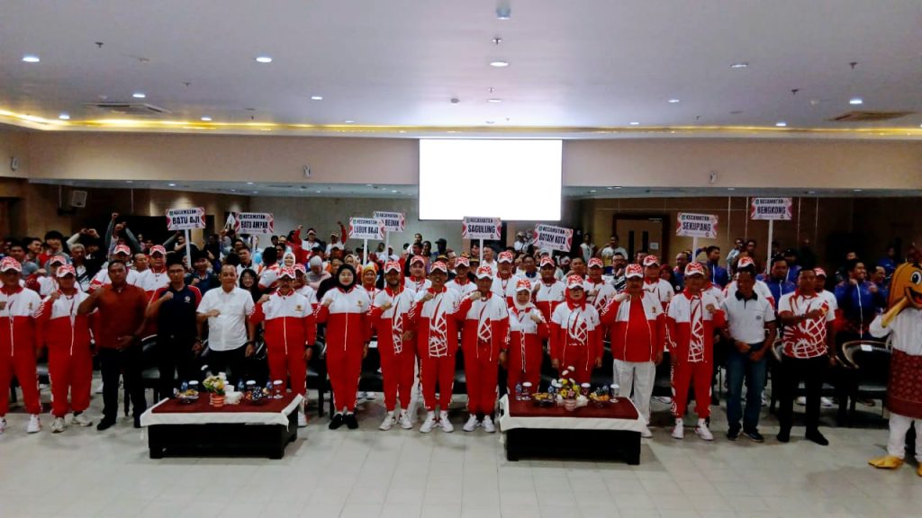 Foto bersama seluruh tamu undangan dengan para atlet yang menghadiri pembukaan PORKOT Batam VI Tahun 2025. Foto Tengku Bayu