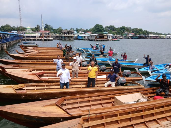 Ketua DPRD Provinsi Kepri Iman Sutiawan memberikan secara langsung bantuan boat Pancung dan Ketingting. Penyerahan tersebut, langsung disaksikan oleh Wakil Ketua I DPRD Kota Batam Aweng Kurniawan di pelabuhan Pulau Kasu. Tengku Bayu