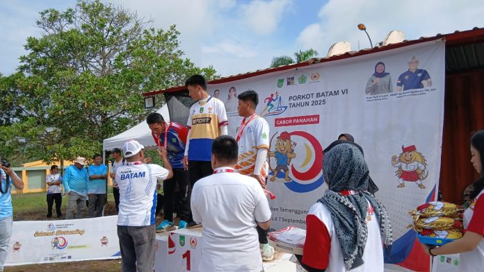 Salah satu pemenang Cabor Panahan meraih medali. Foto : Tengku Bayu