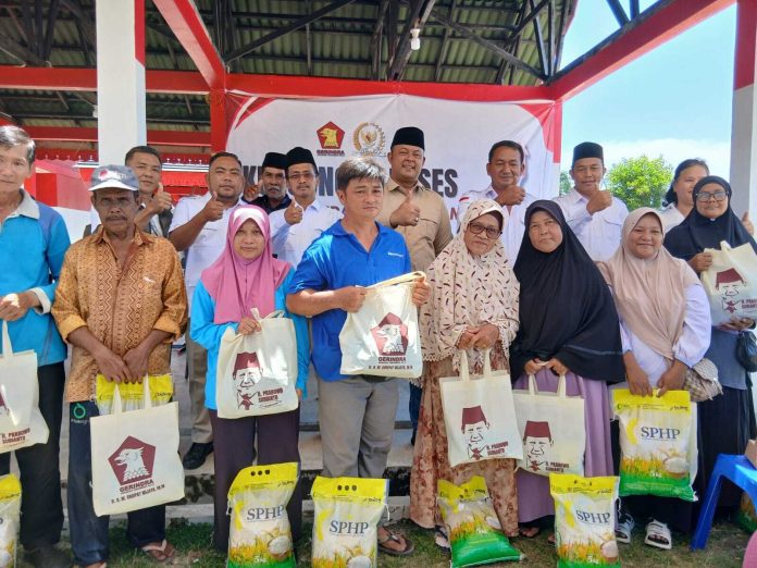 Ketua DPRD Provinsi Kepulauan Riau sekaligus Ketua DPD Partai Gerindra Kepri, Iman Sutiawan, mewakili Anggota DPR RI HM Endipat Wijaya melaksanakan reses dan bakti sosial (baksos) di beberapa titik di wilayah Bintan. Sejumlah Anggota DPRD Kabupaten Bintan, di antaranya Zulfajri Lubis (Ucok), Arief Jumana, dan Hisqia Rahmawati turut mendampingi. Foto : Tengku Bayu