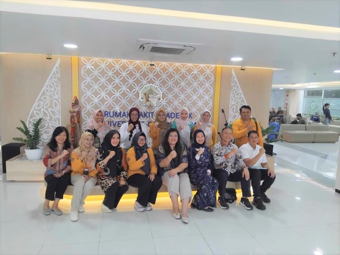 Ariastuty Sirait, Anggota/Deputi Bidang Pelayanan Umum, bersama Tanto Budiharto, Direktur RSBP Batam; Evi Bangun, Wakil Direktur Keuangan dan Umum; serta manajer dan perwakilan dokter RSBP Batam, kunjungan kerja ke Rumah Sakit Akademik Universitas Gadjah Mada (RSA UGM) di Yogyakarta.Foto : ist