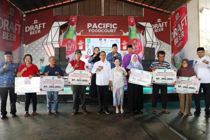 Wali Kota Batam, Amsakar Achmad, bersama Wakil Wali Kota Batam, Li Claudia Chandra, kembali menyalurkan Program Bantuan Sosial Lanjut Usia (Lansia) Kota Batam Tahun 2025 untuk warga di Kecamatan Lubukbaja, Bengkong, dan Batuampar. Foto : Tengku Bayu
