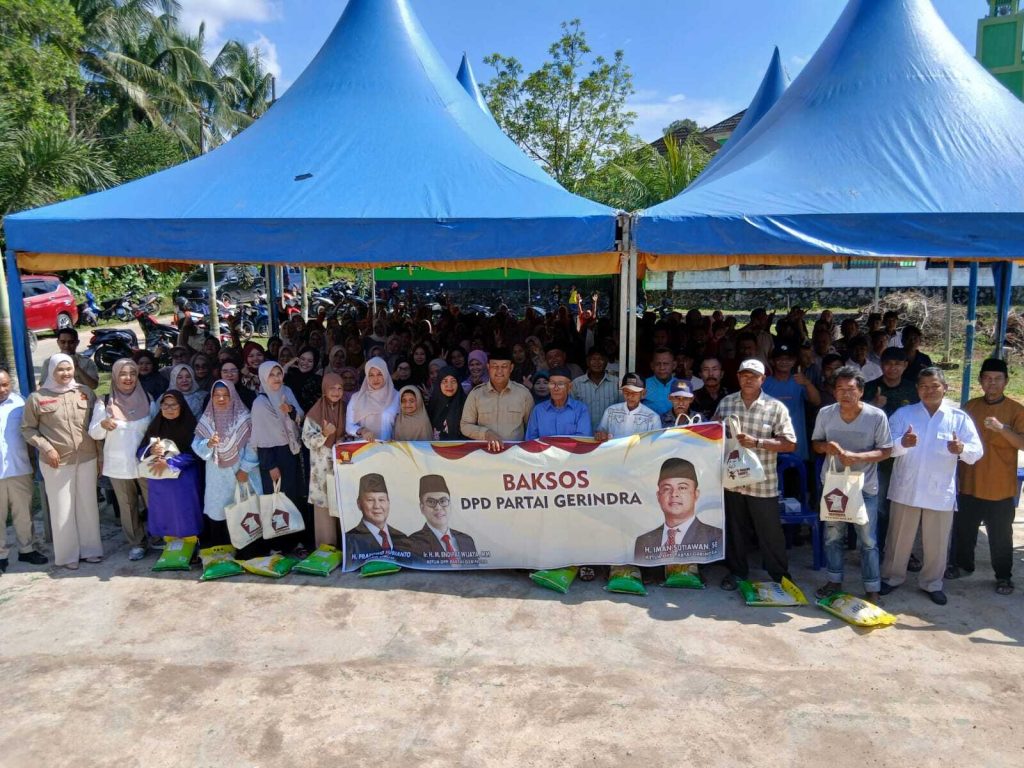 Ketua DPRD Provinsi Kepulauan Riau sekaligus Ketua DPD Partai Gerindra Kepri, Iman Sutiawan, mewakili Anggota DPR RI HM Endipat Wijaya melaksanakan reses dan bakti sosial (baksos) di beberapa titik di wilayah Bintan. Sejumlah Anggota DPRD Kabupaten Bintan, di antaranya Zulfajri Lubis (Ucok), Arief Jumana, dan Hisqia Rahmawati turut mendampingi. Foto : Tengku Bayu