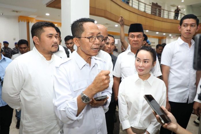 Wali Kota Batam, Amsakar dan Wakil Wali Kota Batam, Li Claudia usai menghadiri rapat paripurna di DPRD Batam. Foto ist