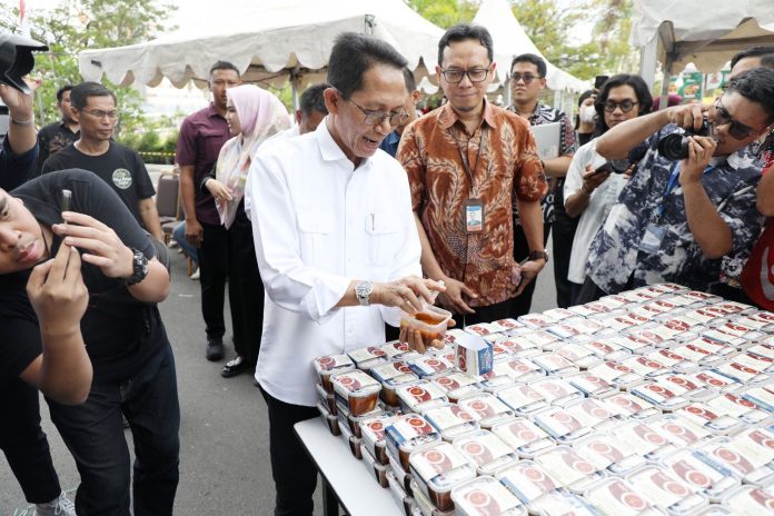 Wali Kota Batam Amsakar Achmad mencoba Asam Pedas saat membuka secara resmi Pekan Rasa Melayu yang digelar sekaligus untuk memeringati hari ulang tahun ke-3 Hotel Santika Batam. Foto : ist