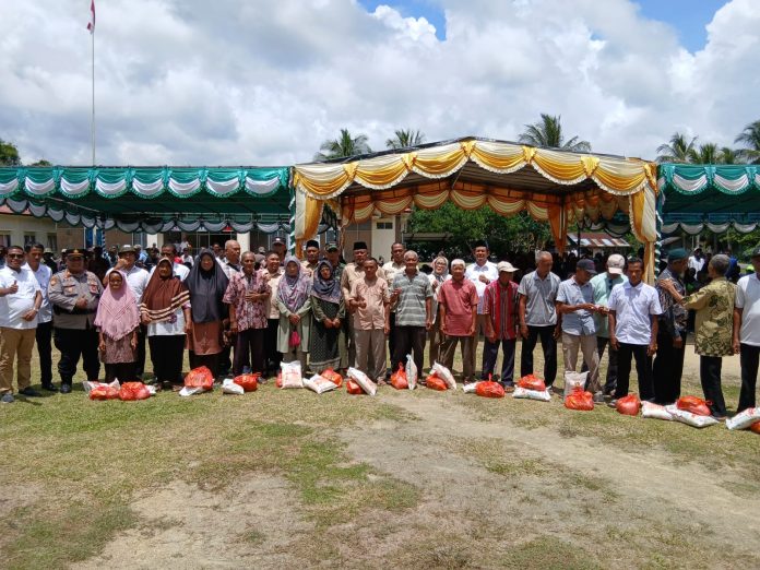 Ketua DPD Partai Gerindra Provinsi Kepulauan Riau (Kepri), Iman Sutiawan, Ketua DPC Partai Gerindra Karimun Zaizulfikar (Boi), Wakil Ketua I DPRD Karimun Satria, Anggota DPRD Kepri Marzuki foto bersama usai memberikan paket sembako kepada warga Ungar. Foto : Tengku Bayu