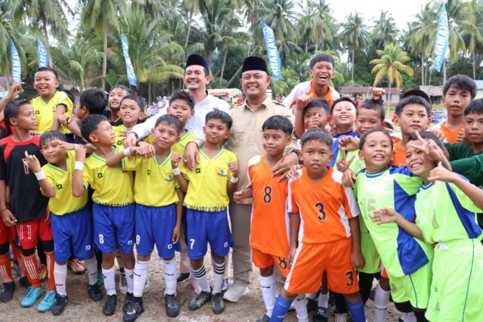 Ketua DPRD Provinsi Kepulauan Riau, Iman Sutiawan, Wakil Ketua I DPRD Kabupaten Karimun, Satria foto bersama dengan para pemaian futsal. Foto : Tengku Bayu