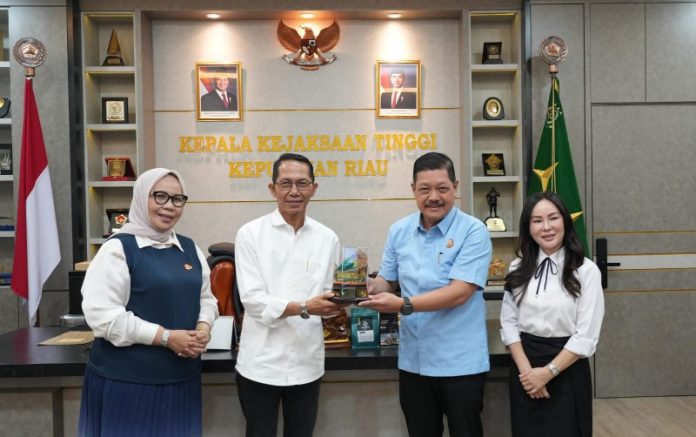 Kepala BP Batam, Amsakar Achmad bersama Wakil Kepala BP Batam, Li Claudia Chandra melaksanakan kunjungan silaturahmi dan koordinasi kepada Kejaksaan Tinggi Negeri Kepri. Foto : ist