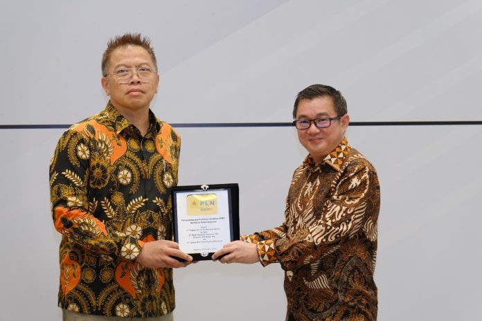 Direktur Utama PT PLN Batam Kwin Fo dan Ricky Antariksa, Direktur Perbankan Global PT Bank Maybank Indonesia Tbk menunjukkan IMBT. Foto : ist