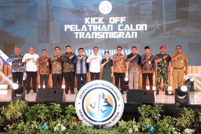 Wali Kota Batam Amsakar Achmad bersama Wakil Wali Kota Batam Li Claudia Chandra, foto bersama dengan peserta. Foto : ist