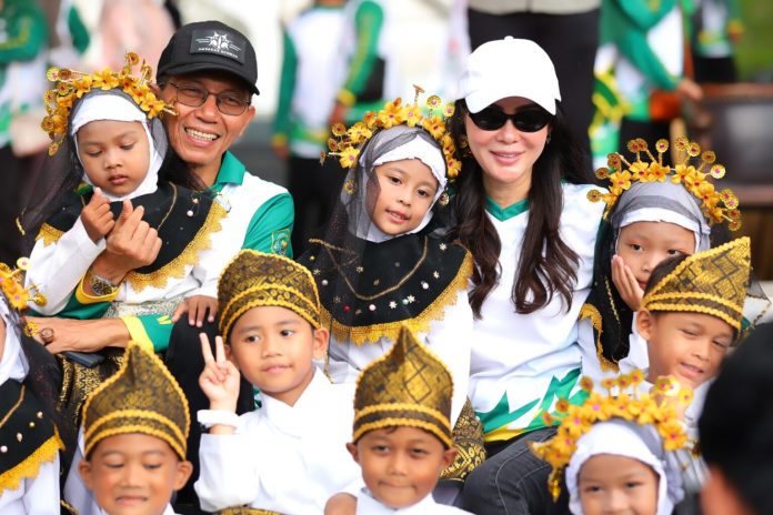 Wali Kota Batam Amsakar Achmad bersama Wakil Wali Kota Batam Li Claudia Chandra, foto bersama dengan anak-anak RA dan Madrasah. Foto : ist