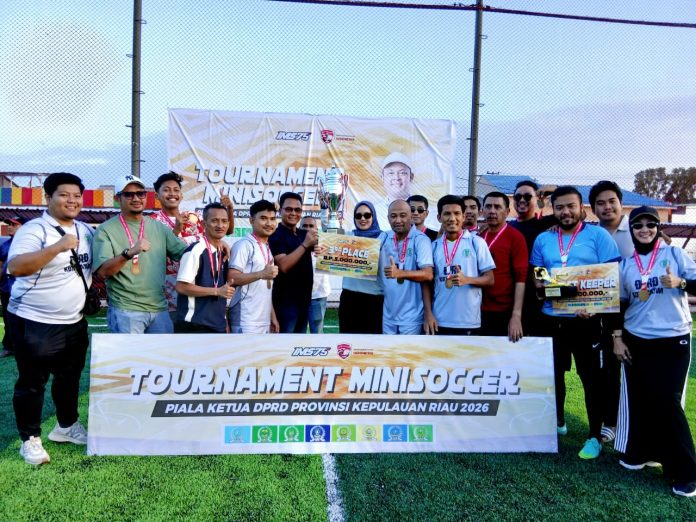 Wakil Ketua I DPRD Kota Batam dari fraksi partai Gerindra, Aweng Kurniawan menerima piala juara III. Foto Tengku Bayu