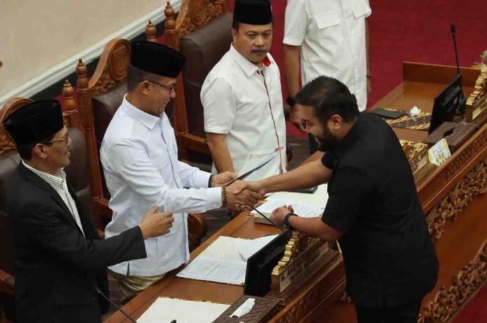 Wakil Ketua I Aweng Kurniawan menerima laporan disampaikan oleh juru bicara Pansus, Muhammad Rizky Aji Perdana saat sidang istimewa Paripurna DPRD Batam. Foto : ist