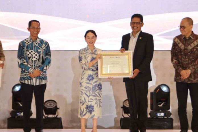 Ketua DPRD Kota Batam, Muhammad Kamaluddin menerima penghargaan dari BP Batam. Penghargaan ini langsung diserahkan Wakil Kepala BP Batam Li Claudia Chandra. Foto : ist