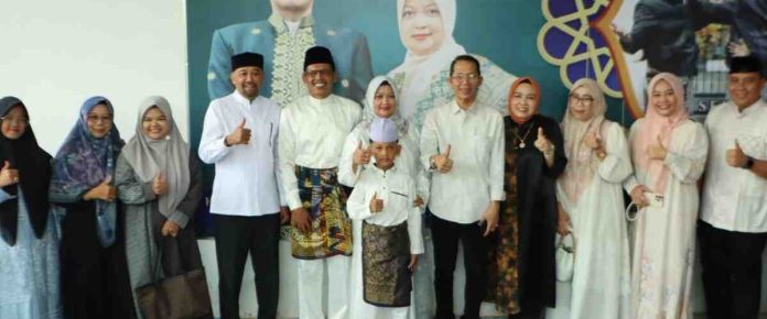 Wali Kota Batam Amsakar Achmad serta beberapa pejabat lainnya hadir di kediaman Ketua DPRD Kota Batam Kamaluddin dalam rangka Open House. Foto : ist