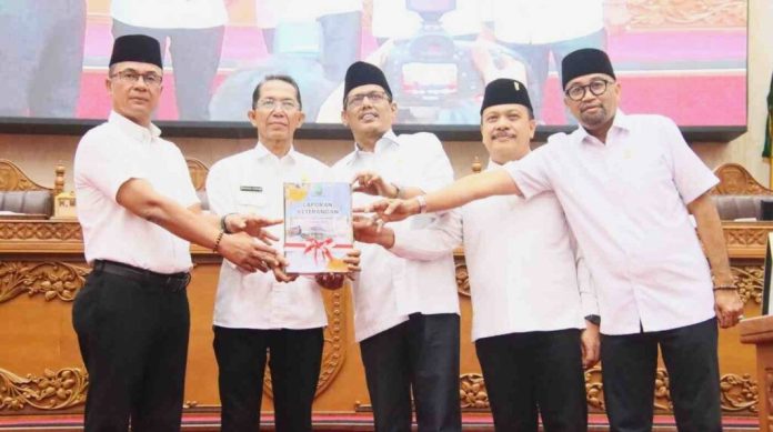Walikota Batam Amsakar Achmad bersama Ketua DPRD Muhammad Kamaluddin, didampingi Wakil Ketua I Aweng Kurniawan dari Fraksi Partai Gerindra, Wakil Ketua II Budi Mardiyanto, serta Wakil Ketua III Muhammad Yunus Muda memberikan laporan tentang LKPj Tahun Anggaran 2025. Foto : ist