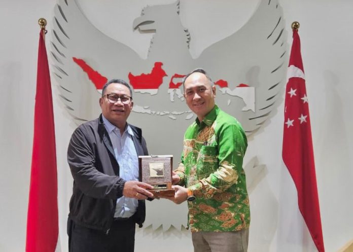 Deputi Bidang Investasi dan Pengusahaan BP Batam, Fary Francis, memberikan cindera mata kepada salah satu perwakilan Singapura dalam hal kerjasama dibidang investasi. Foto : ist
