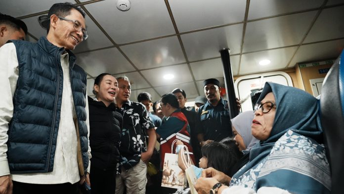 Amsakar-Li Claudia pantau arus mudik lebaran. Mereka ingin memastikan semua arus mudik aman dan lancar. Foto : ist