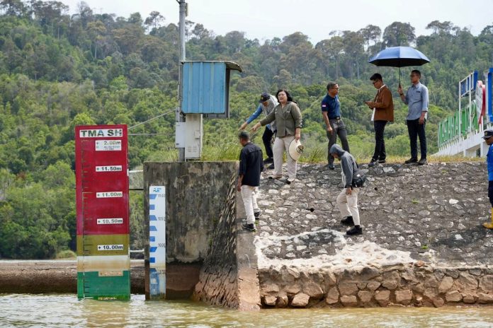 Anggota/Deputi Bidang Pelayanan Umum BP Batam, Ariastuty Sirait, meninjau kondisi dua waduk yang mengalami penurunan volume air cukup signifikan. Foto : ist