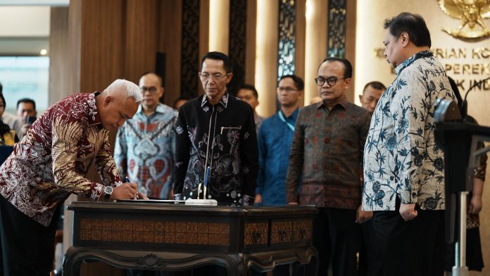 Menteri Koordinator Bidang Perekonomian RI, Airlangga Hartarto, resmi melantik tiga Anggota/Deputi BP Batam di Gedung Ali Wardhana, Jakarta. Foto : ist