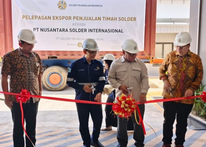 Deputi Bidang Investasi dan Pengusahaan BP Batam, Fary Djemy Francis, saat menghadiri kegiatan pelepasan ekspor timah solder oleh PT Solder Tin Andalan Indonesia di Kawasan Industri Tunas Prima, Nongsa. Foto : ist