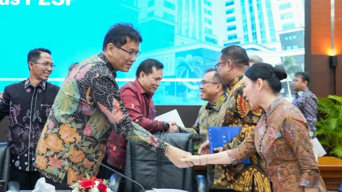 Wakil Kepala BP Batam, Li Claudia Chandra bersalaman dengan Menteri Keuangan Purbaya. Amsakar dan Li Claudia Chandra menghadiri Sidang Aduan Kanal Debottlenecking Satuan Tugas P2SP di Kantor Kementerian Keuangan RI. Foto : ist