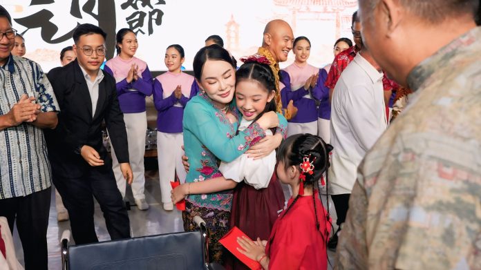 Wakil Kepala BP Batam LI Claudia Chandra memeluk anak-anak saat merayakan Cap Goh Me. Li Claudia Chandra pesan agar menjaga kelestarian alam. Foto : ist