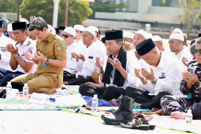 Wali Kota Batam, Amsakar Achmad, bersama jemaah saat memanjatkan doa usai Salat Istisqa di Dataran Engku Putri, Batam Centre. Foto Humas Pemko Batam.