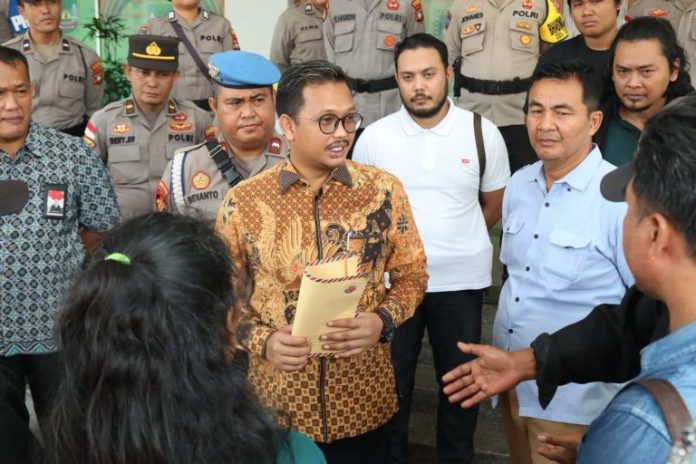 Anggota DPRD Batam, Anwar Anas (Baju Batik) saat menerima masyarakat beberapa waktu lalu. Foto : ist