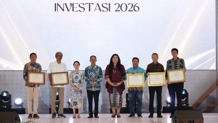 Kepala BP Batam, Amsakar Achmad dan Wakil Kepala BP Batam, Li Claudia Chandra memberikan penghargaan kepada mitra strategis yang berperan penting dalam mendorong pertumbuhan ekonomi dan penguatan ekosistem investasi Batam sepanjang Tahun 2025. Foto : ist