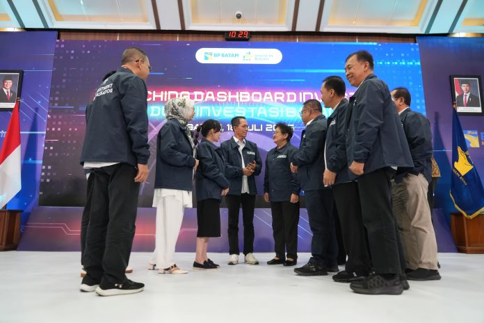 Kepala BP Batam Amsakar Achmad dan Wakil Kepala BP Batam Li Claudia Chandra saat memaparkan Data Badan Pusat Statistik (BPS) mencatat pertumbuhan ekonomi Batam pada Triwulan IV 2025 mencapai 7,49 persen (year-on-year), melonjak tajam dibandingkan 3,27 persen pada Triwulan IV 2024. Foto : ist