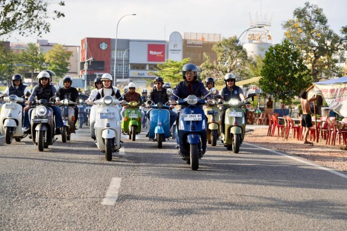 Kepala BP Batam, Amsakar Achmad dan Wakil Kepala BP Batam, Li Claudia Chandra melakukan riding bersama Komunitas Vespa Batam. Foto : ist