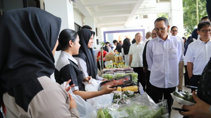Kepala BNP Batam Amsakar Achmad meninjau langsung bazar Ramadhan yang digelar oleh BP Batam. Bazar ini memberikan harga yang terjangkau dan bisa dinikmati oleh pegawai dan masyarakat Batam. Foto : ist