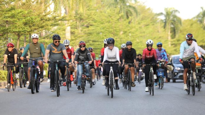 Wakil Kepala BP Batam, Li Claudia Chandra, goes bersama dengan komunitas sepeda dalam rangka mempromosikan New Nagoya. Foto : ist