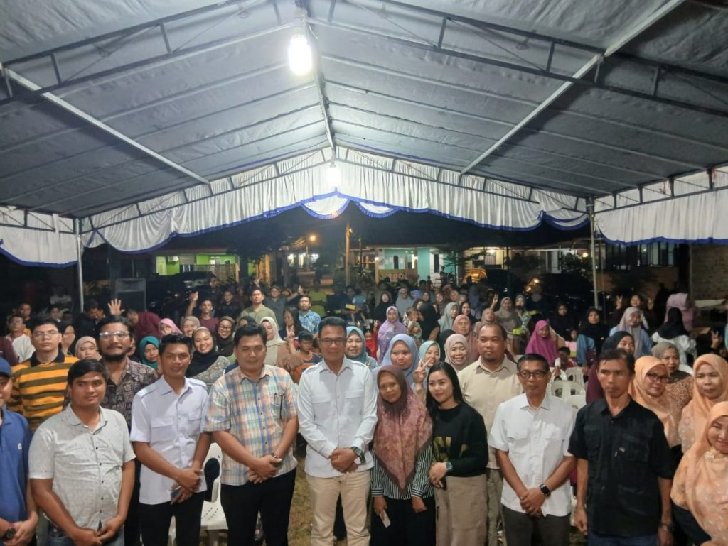 Wakil Ketua 1 DPRD Batam, Aweng Kurniawan  foto bersama warga Perumahan Rhabayu Estuario usai Reses. Foto : Tengku Bayu