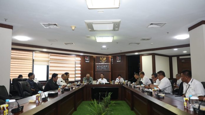 Kepala BP Batam, Amsakar Achmad dan Wakil Kepala BP Batam, Li Claudia Chandra melaksanakan pertemuan dengan Dirjen Pemeriksaan Keuangan Negara V BPK RI, Widhi Widayat di Gedung Bida Utama BP Batam. Foto : ist