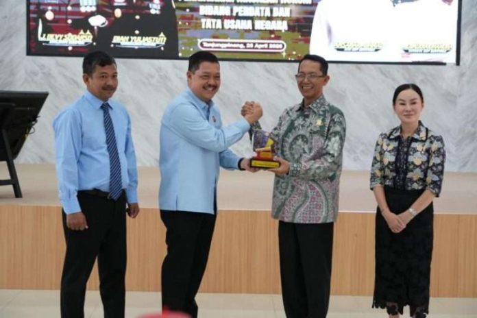 Badan Pengusahaan (BP) Batam bersama Kejaksaan Tinggi (Kejati) Kepri resmi memperkuat kerja sama strategis melalui penandatanganan nota kesepahaman (MoU) tentang Penanganan Masalah Hukum bidang Perdata dan Tata Usaha Negara. Penandatanganan dilakukan langsung oleh Kepala BP Batam, Amsakar Achmad bersama Kepala Kejati Kepri, J. Devy Sudarso di Aula Kejati Kepri, Tanjungpinang