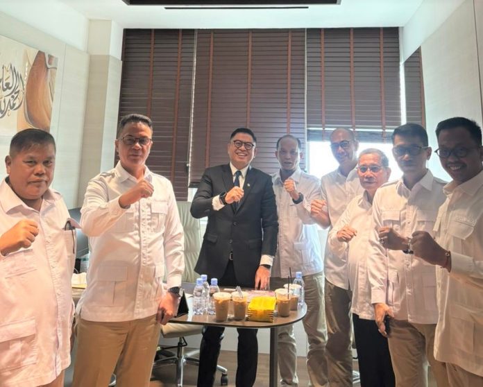 Anggota DPR RI Dapil Provinsi Kepri H.M Endipat Wijaya bersama Fraksi Gerindra DPRD Batam. Legislatif Kota Batam tersebut, membawa kabar baik yakni Kota Batam akan mendapatkan kuota renovasi sekolah 50 untuk SD dan SMP. Ini merupakan program dari Presiden Prabowo Subianto melalui Edipat Wijaya. Foto : ist