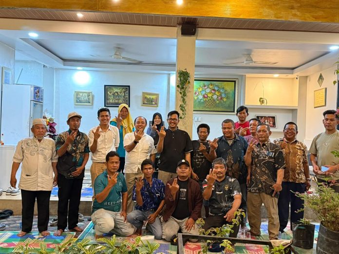 Anggota DPRD Kota Batam Fraksi Gerindra, Anwar Anas foto bersama pelaku UMKM Sei Beduk dan Kepala Cabang Wahid dan Manager bidang Kredit Usaha Rakyat (KUR), Famy Sembiring.