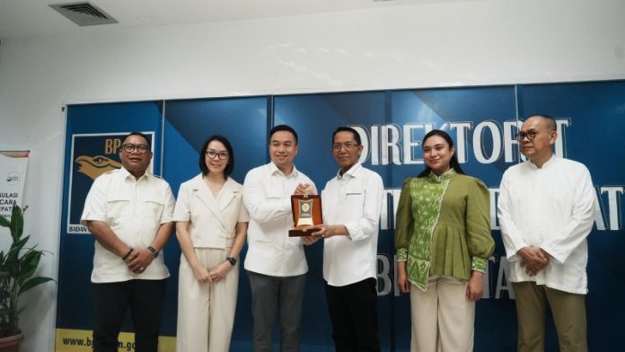 Kepala BP Batam, Amsakar Achmad, menerima kunjungan kerja Wali Kota Kupang, dr. Christian Widodo, yang didampingi Wakil Wali Kota Serena C. Francis, di Pelayanan Terpadu Satu Pintu (PTSP) BP Batam, Jumat (10/4/2026).