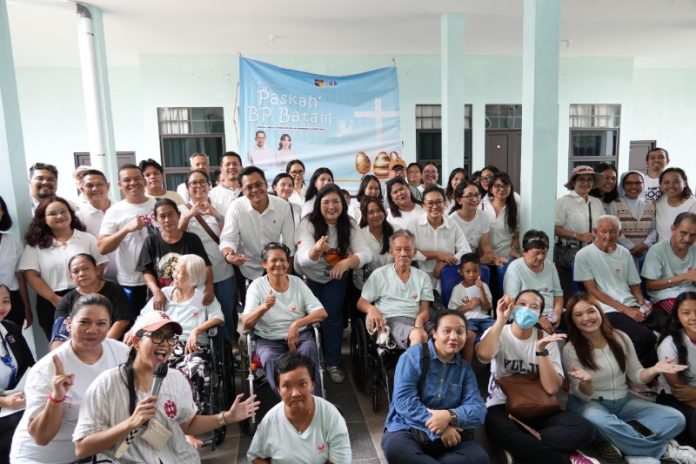 Semangat kebangkitan dan kasih menyelimuti keluarga besar Persekutuan Doa BP Batam, dalam peringatan Paskah yang digelar di Graha Lansia Titian Kasih, Pulau Rempang,