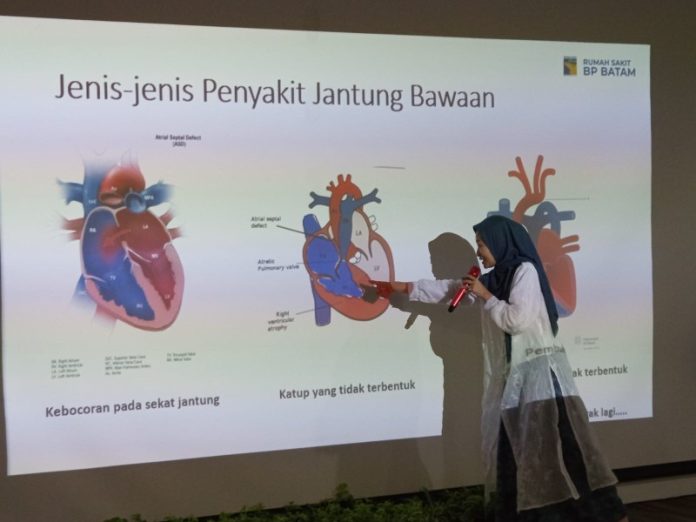 Di sela kegiatan tersebut, Dokter Spesialis Jantung dan Pembuluh Darah RSBP Sekupang Batam, dr. Priyandini Wulandari, Sp.JP(K), FIHA, FAsCC, menjelaskan bahwa penyakit jantung bawaan (PJB) merupakan salah satu kelainan yang paling sering ditemukan pada bayi sejak lahir.