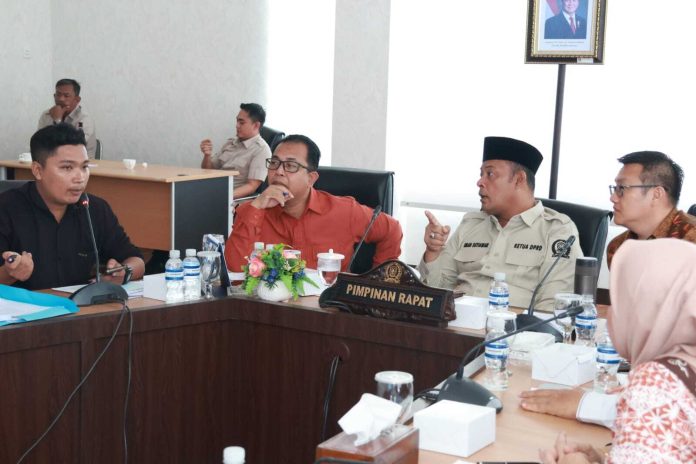 Ketua DPRD Provinsi Kepri Iman Sutiawan saat mendengarkan aspirasi Aliansi Nelayan Bintan-Lingga saat RDP di Ruang Rapat Ketua DPRD Kepri Lantai III, Dompak. Foto : Setwan Kepri