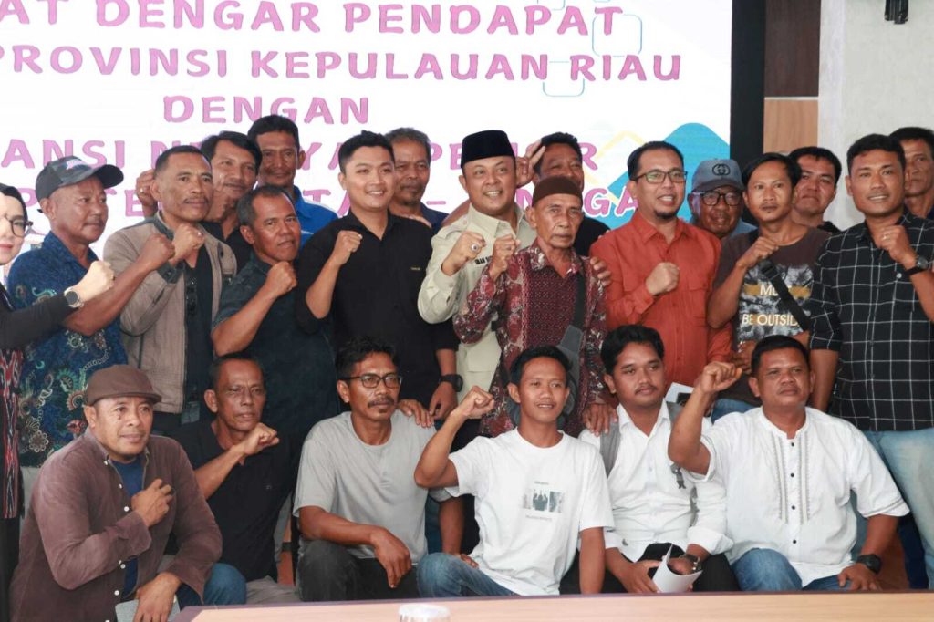 Ketua DPRD Provinsi Kepri Iman Sutiawan foto bersama Aliansi Nelayan Pesisir Kabupaten Bintan dan Lingga usai RDP. Foto : Setwan Kepri