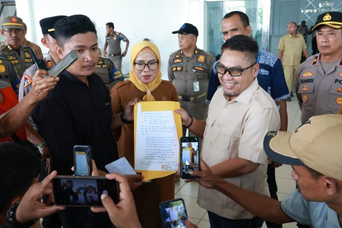Anggota Komisi II DPRD Provinsi Kepulauan Riau, Marzuki yang didampingi Sekretaris DPRD Kepri, Ika Hasillah, menerima aspirasi dari para nelayan di kantor DPRD Provinsi Kepri. Foto : ist
