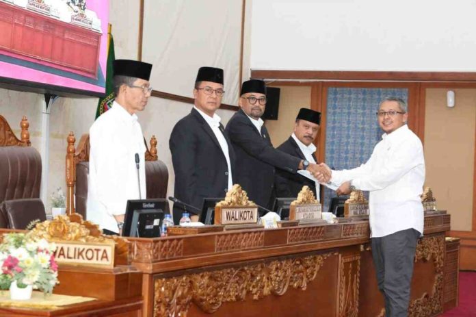 Wakil Ketua I DPRD Kota Batam Aweng Kurniawan pimpin rapat paripurna Rancangan Peraturan Daerah (Ranperda) tentang Penyelenggaraan Prasarana, Sarana dan Utilitas Umum (PSU) Perumahan menjadi Peraturan Daerah (Perda). Foto ist