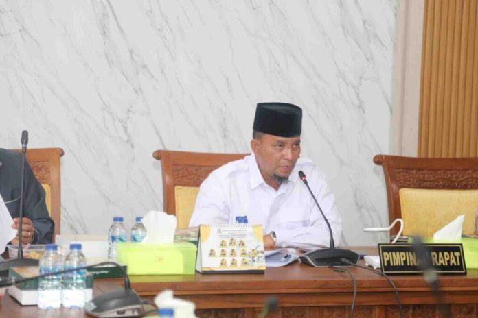 Ketua Pansus, Muhammad Rudi ST, serta dihadiri sejumlah anggota pansus menggelar rapat pembahasan Rancangan Peraturan Daerah (Ranperda) tentang Perubahan atas Peraturan Daerah Nomor 11 Tahun 2013 tentang Pengelolaan Sampah. Foto : ist