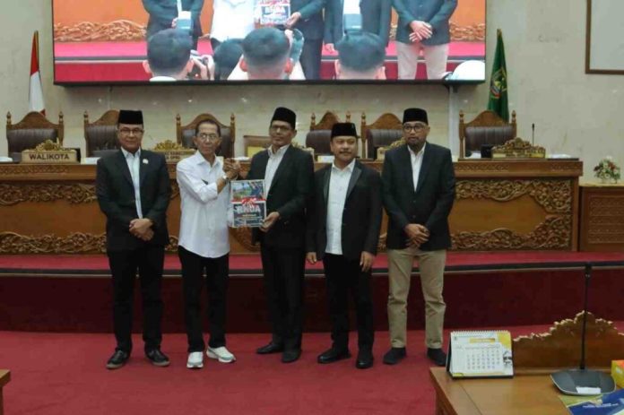 Walikota Batam Amsakar Achmad menyerahkan KUA/PPAS APBD 2027 ke Ketua DPRD Batam Kamaluddin. Foto : ist