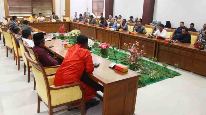 Komisi I DPRD Kota Batam menggelar Rapat Dengar Pendapat Umum (RDPU) untuk membahas permasalahan lahan yang dihadapi warga Kampung Belian Perpat, RT 004/RW 002, Kelurahan Belian, Kecamatan Batam Kota. Foto : ist