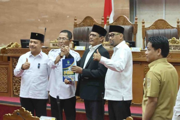 Wakil Walikota Batam Amsakar Achmad menyerahkan KUA PPAS ke Ketua DPRD Kota Batam Haji Muhammad Kamaluddin, didampingi Wakil Ketua II Budi Mardiyanto SE MM dan Wakil Ketua III Muhammad Yunus Muda SE. foto : ist